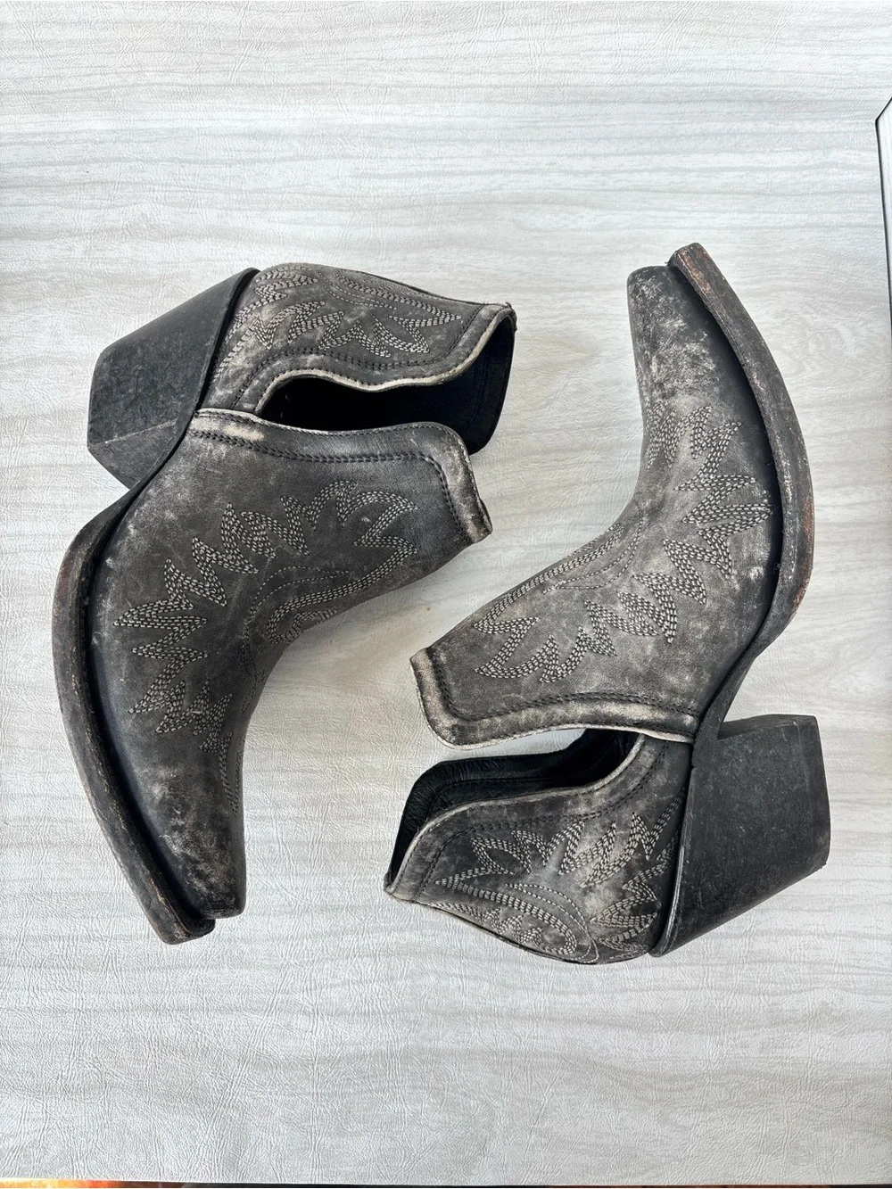 With Box Ariat Women’s Western Boots - naturally distressed black booties size 8 - Picture 3 of 16